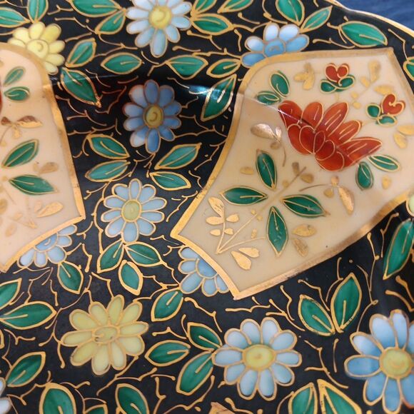 Royal Vienna Beehive Shield Hand Painted 8.5 Inch Diameter Plate Black Red Green - Picture 8 of 14